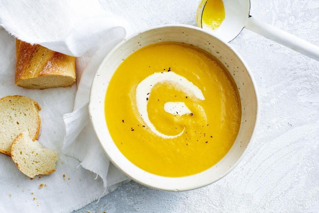 Med dieto za razjede na želodcu si lahko pripravite pire bučno juho